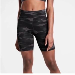 Athleta Ultimate Stash Pocket 7” Shorts in Camo Size Small EUC